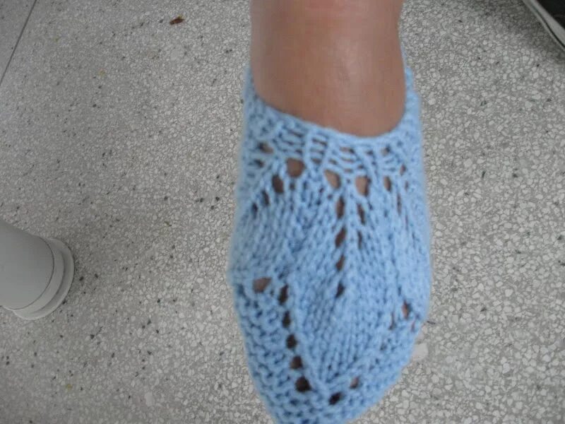 Тапочки с листочками спицами. Тапочки-следки на двух спицах с листиками. Вязаные тапочки ажурные. Вязаные тапочки с листочками. Тапочки следочки укороченными марина курцева.