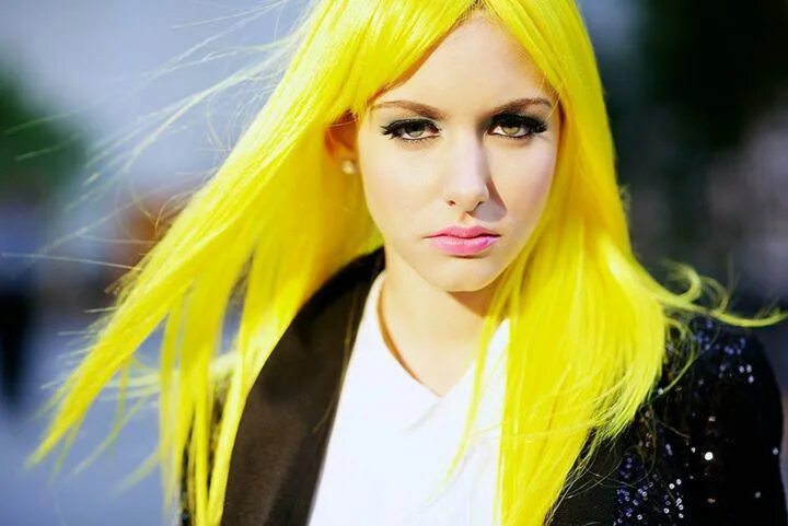 Как зовут девочку с желтыми волосами. Как зовут девочку с желтыми волосами. Девушка с желтыми волосами. Желтые волосы. Золотая тьма персонаж.