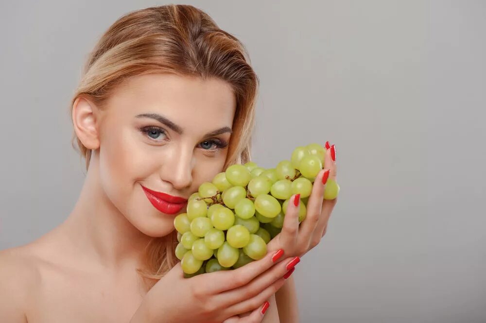 Девушка с виноградом. Фотосессия с виноградом. Красивая девушка с виноградом. Девушка ест виноград.