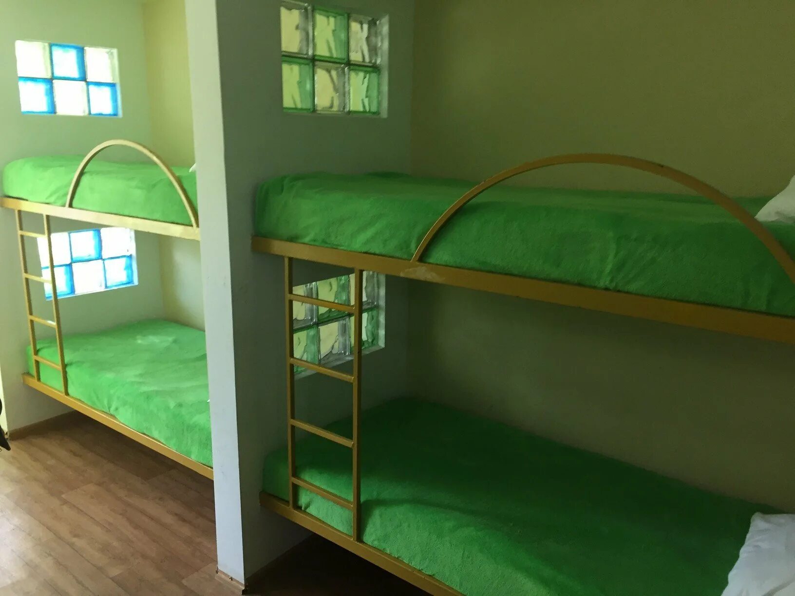 Room camp. Лесной лагерь Артек комнаты. Артек Лесной комнаты. Артек Орленок комната. Лагерь Лесной Артек спальни.