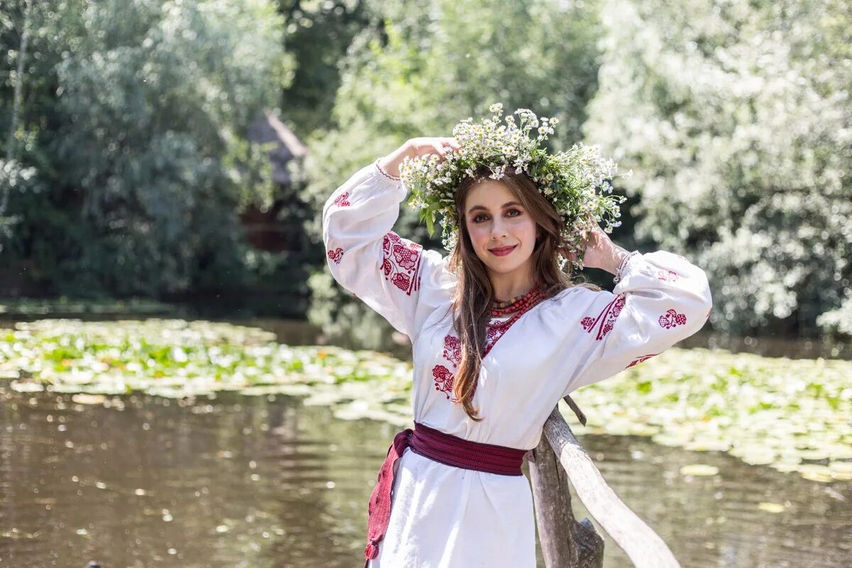 Девушка в венке. Венок из подсолнухов на голову. Венок на ивана купала. Платье в стиле ивана купала. Девушка в венке из полевых цветов.