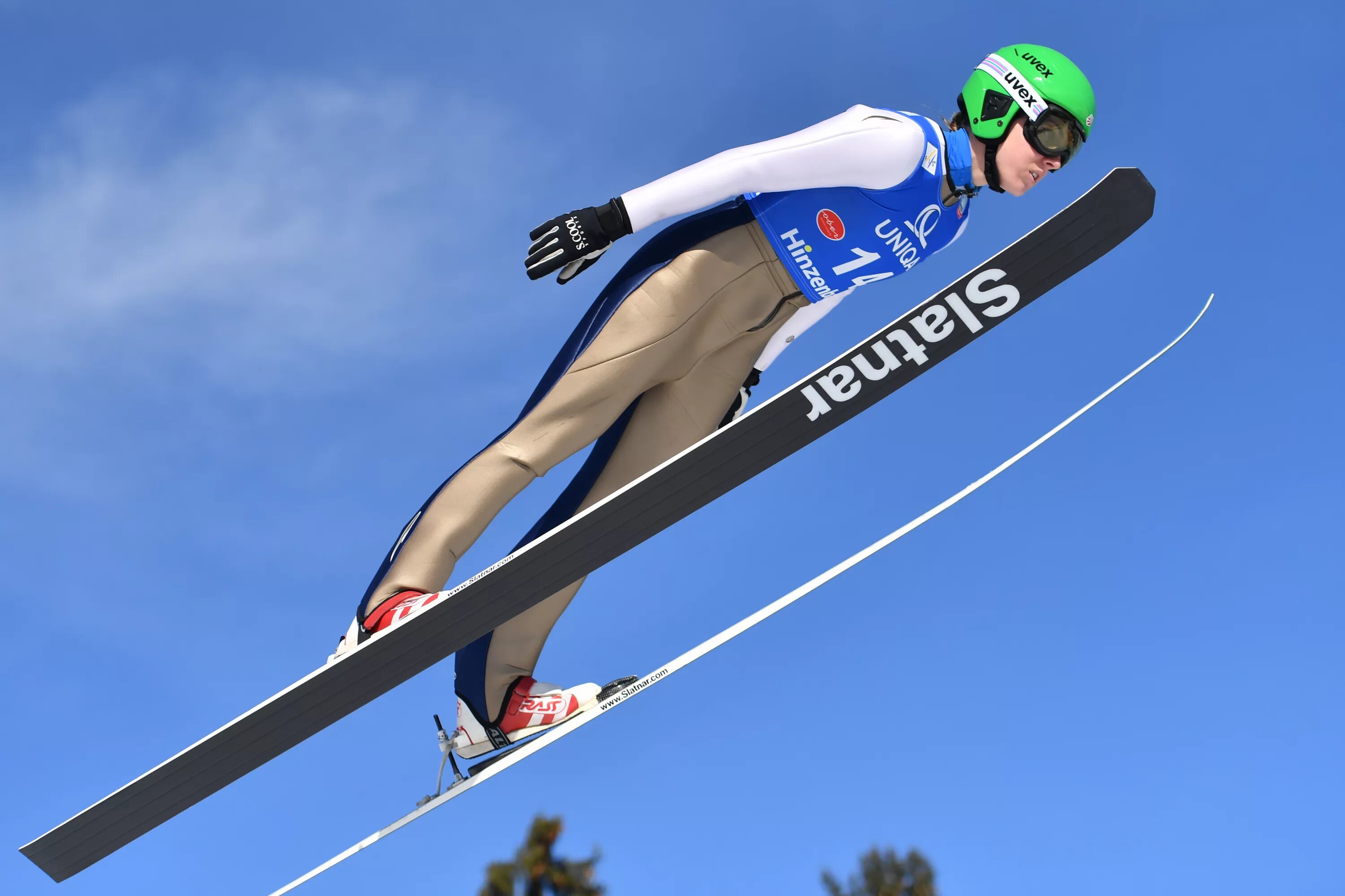 Виды лыжного спорта прыжки с трамплина. Лыжный спорт прыжки с трамплина. Зимние виды спорта прыжки с трамплина. Лыжи с трамплина. Прыгун с трамплина на лыжах.