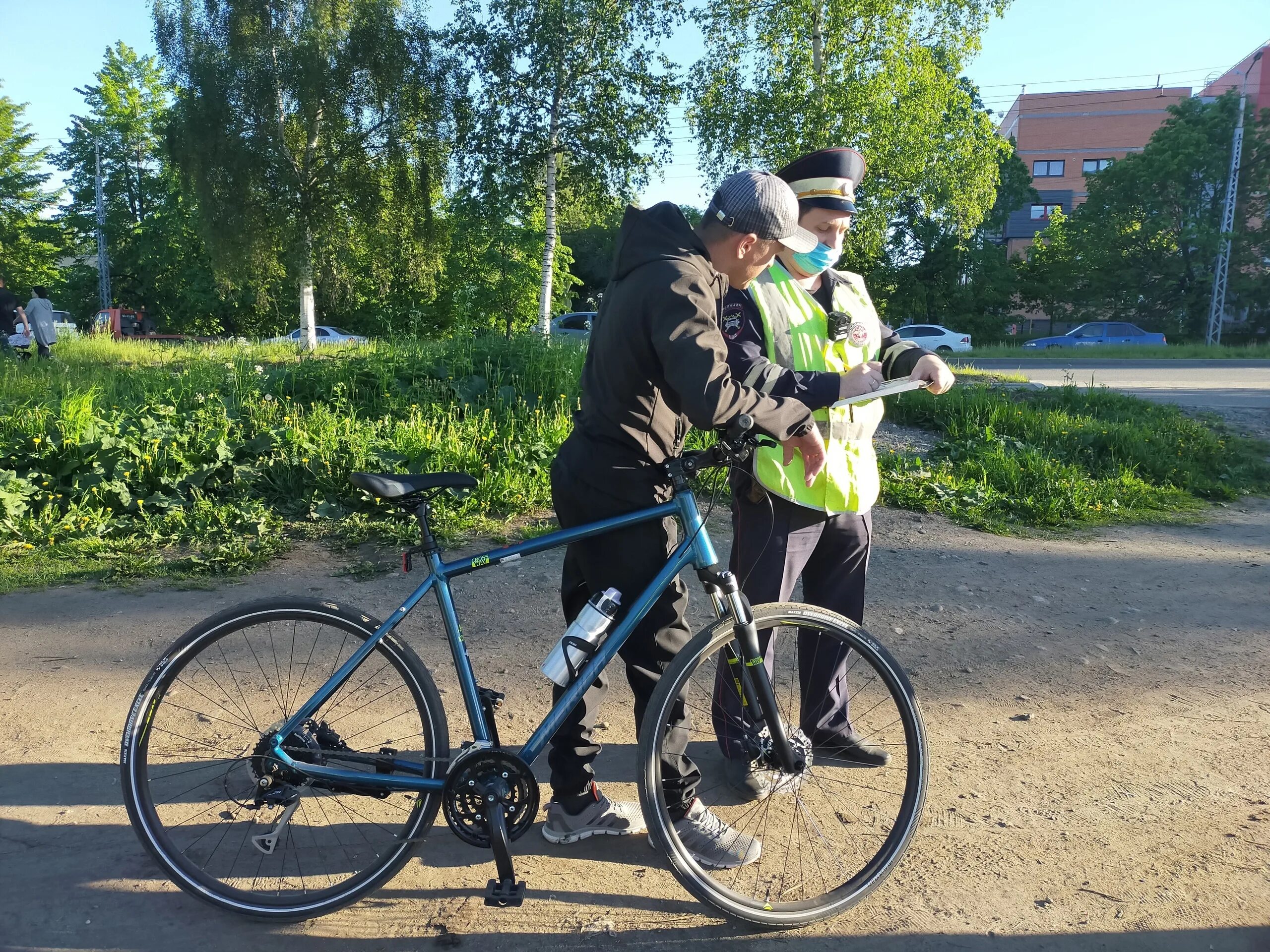 Велосипед идет. Петрозаводск велосипедист. Велосипедист из Карелии. Велотранспорт. Предупреждение велосипедистам в Петрозаводске.