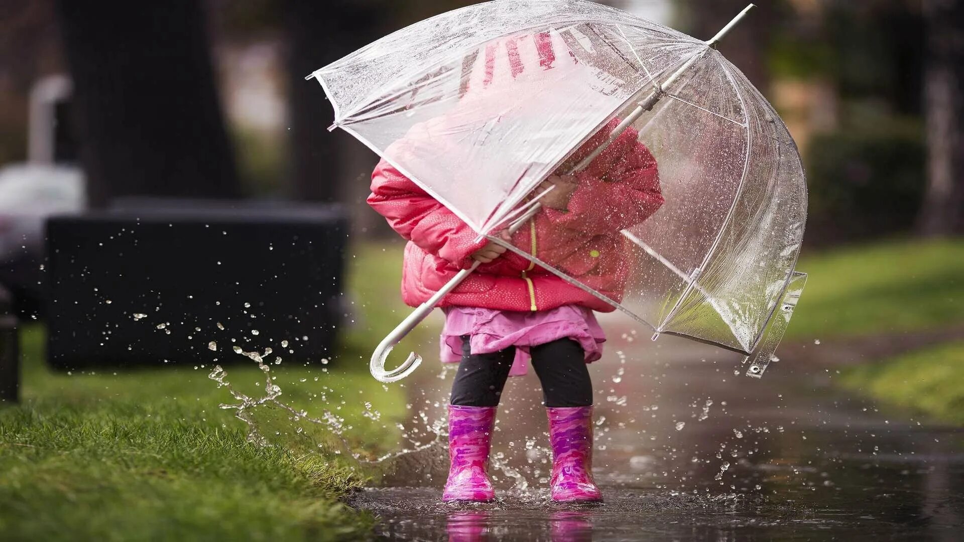 Rain ing. Дети под зонтом. Зонт под дождем. Девочка под зонтиком. Зонтик для детей.