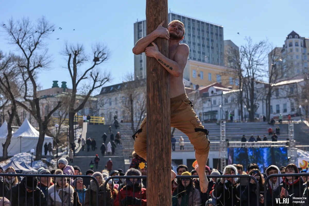 Масленица во владивостоке 2024. Масленица столб. Масленица Владивосток столб. Завершение Масленицы. Люди на набережной.