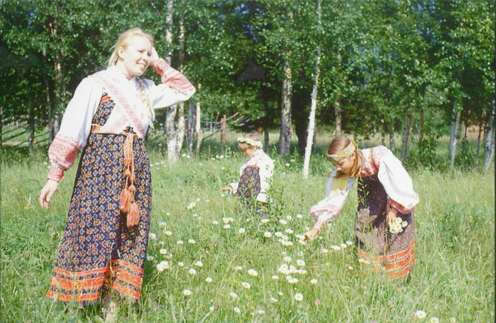 Сельский смех. Славянский национальный костюм. Девушка в русском народном костюме. Славянская деревенская одежда. Сельский наряд.