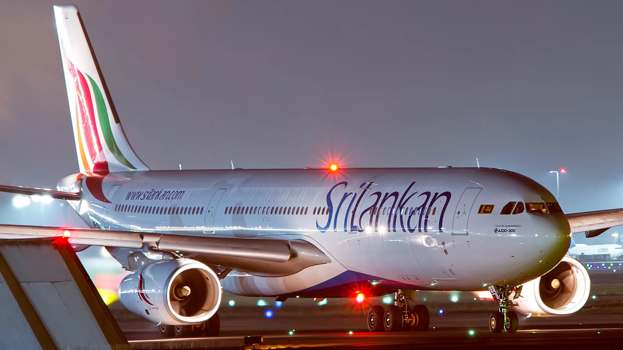 Шри ланка аэропорт вылет. Srilankan Airlines Airbus a330-300. Airbus a330-200 srilankan Airlines. Шри Ланка авиалинии. Аэробус 320 srilankan Airlines.