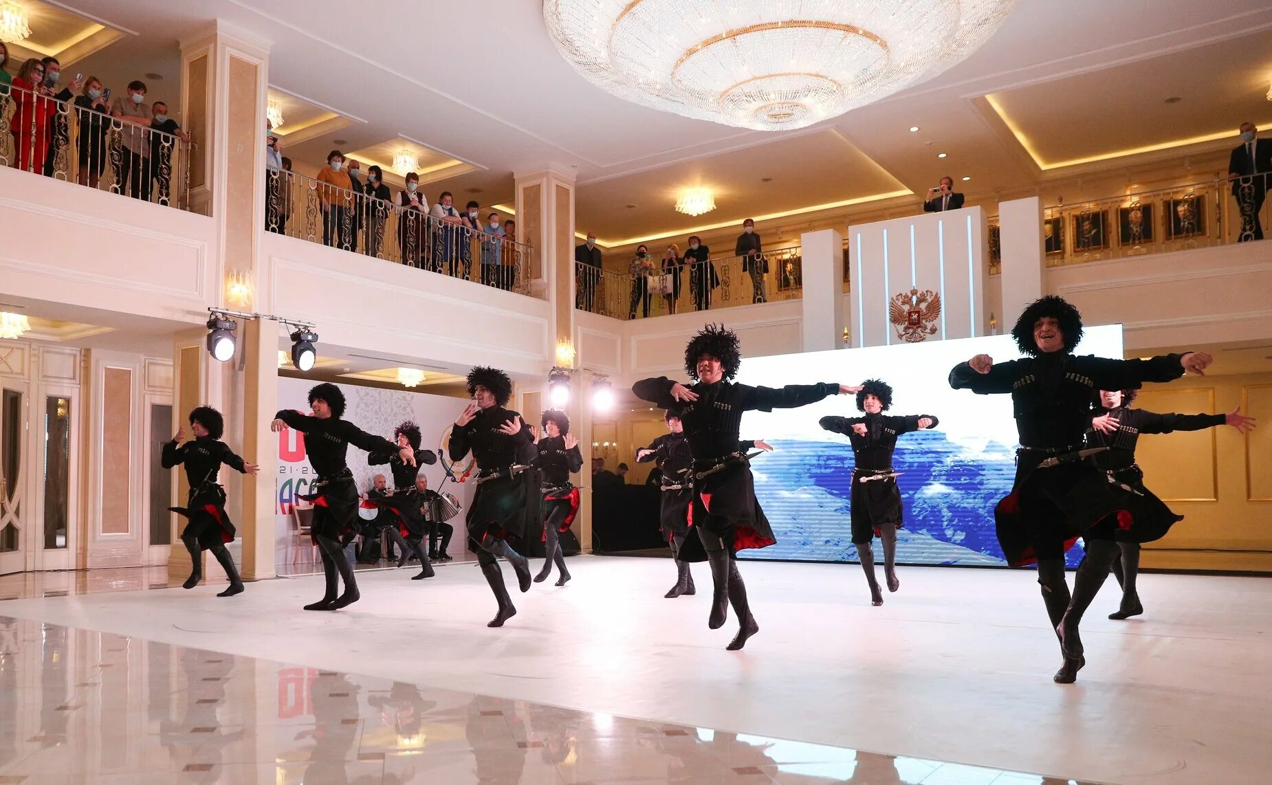 Ансамбль лезгинка махачкала. Ансамбль из 6 человек дагестан. Ансамбль молодость кавказа. Дагестан выступление. Ансамбль лезгинка дагестан.