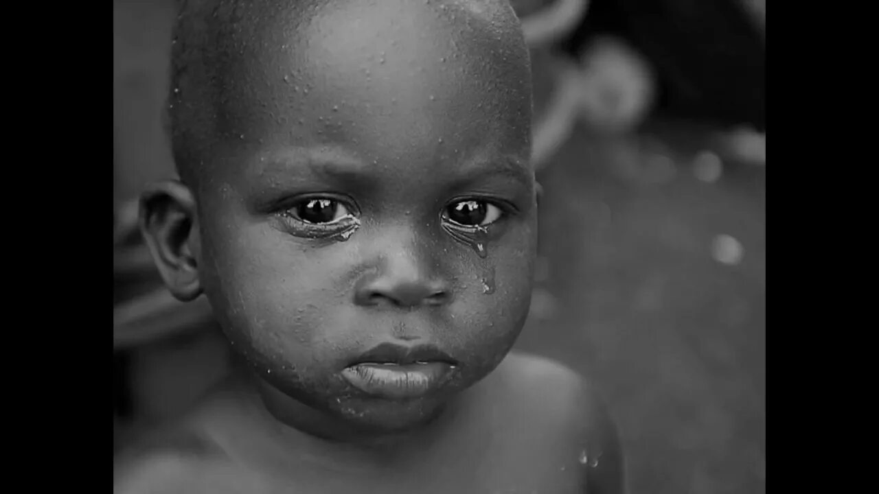 Маленькие темнокожие. Малыш негр. Младенец негр. Африканские дети плачут. Маленькие черные дети.
