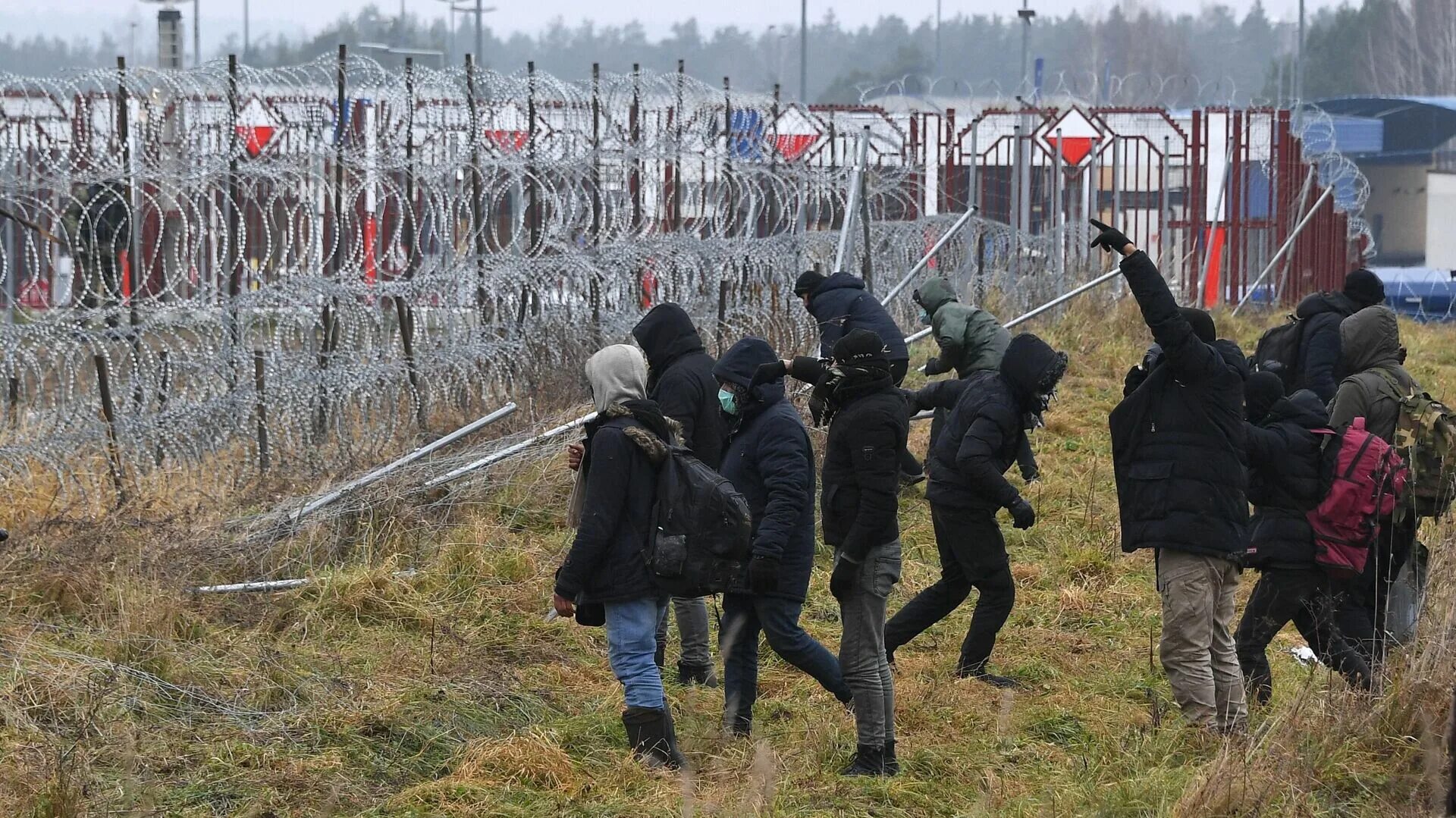 Нападение на границу россии. Польская граница с Белоруссией мигранты. Заграждения на границе с Украиной. Мигранты на границе с Польшей. Беженцы на границе Белоруссии и Польши 2021.