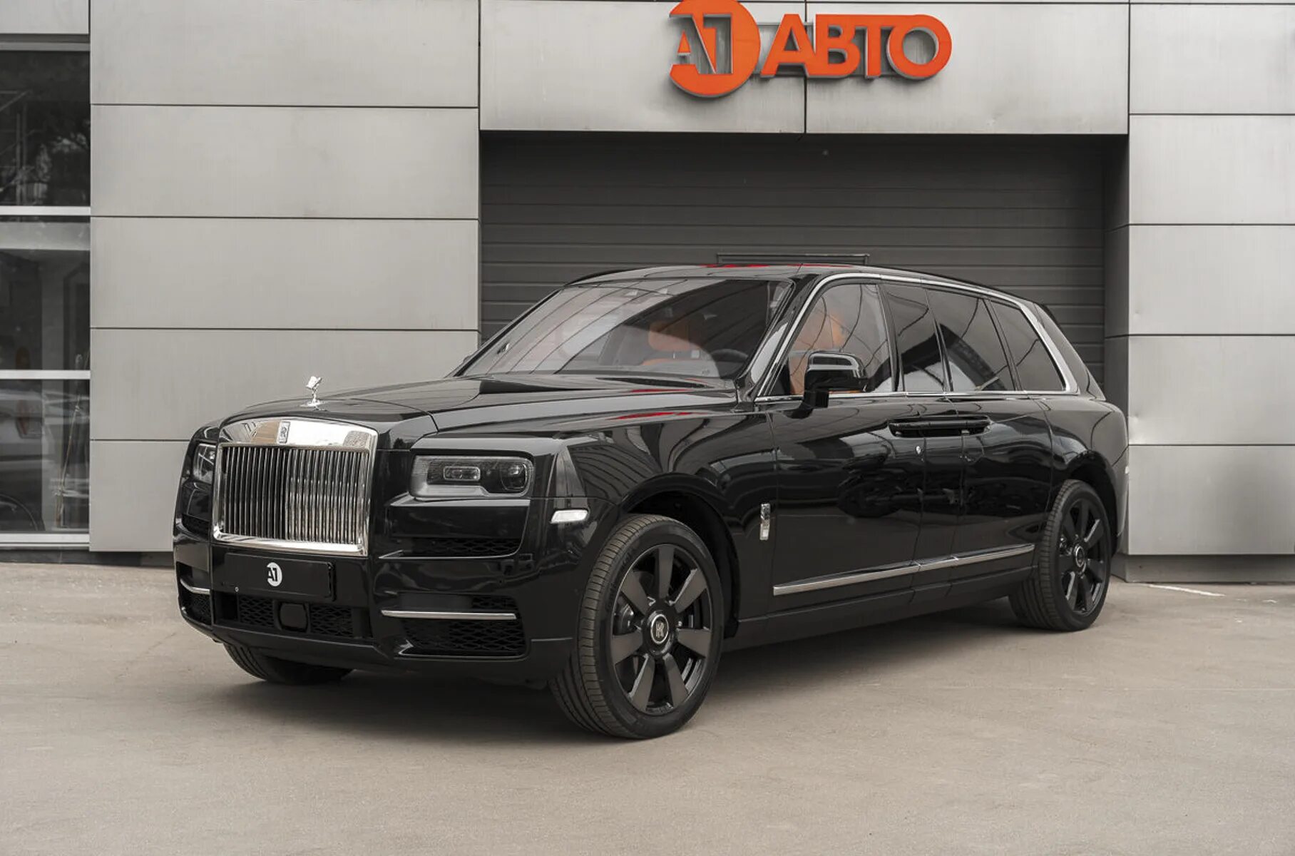 Rolls royce cullinan тамаев. Роллс ройс куллинан. роллс ройс куллинан 2025. роллс ройс кроссовер 2025. джип rolls royce cullinan.