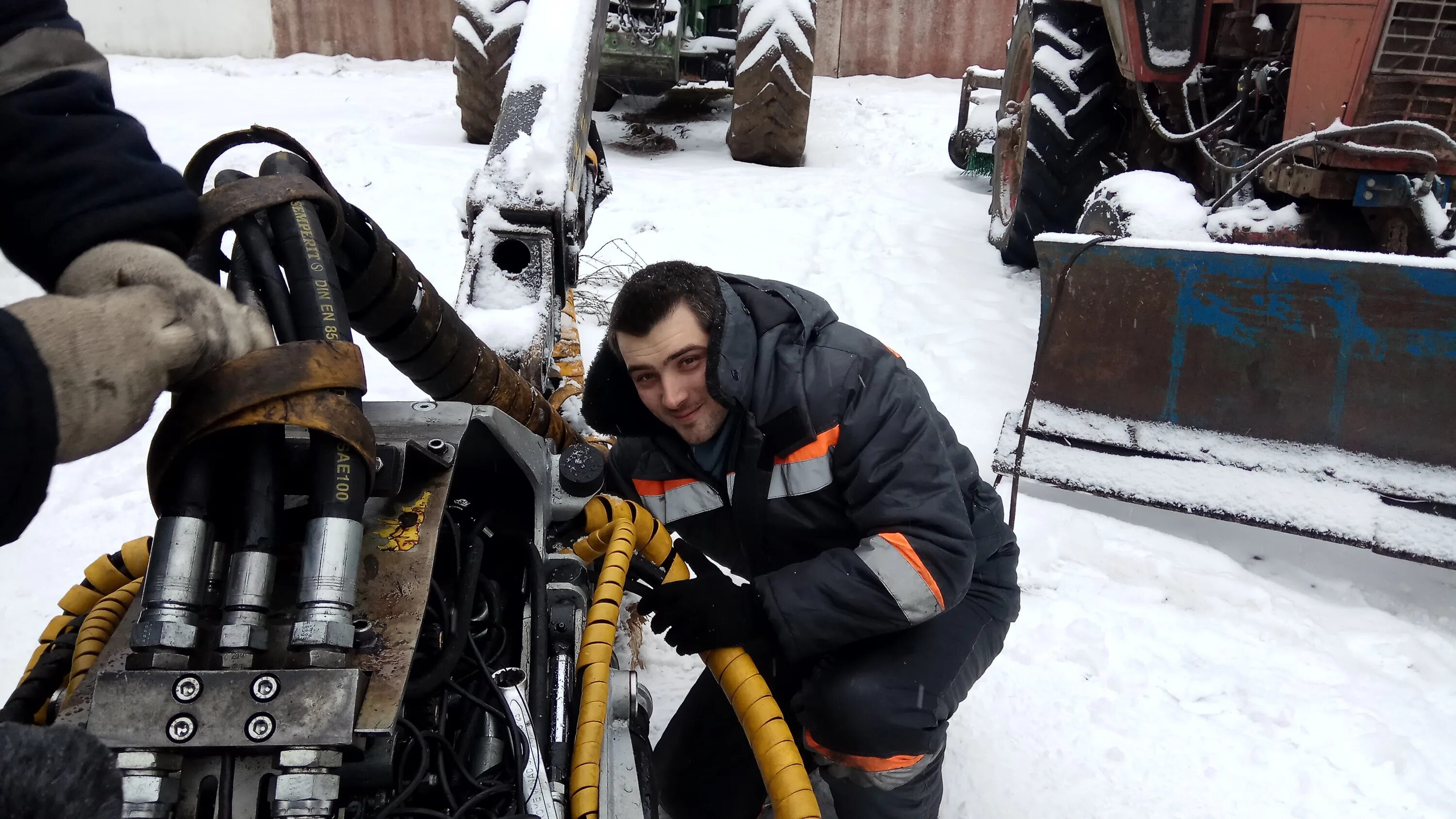 Механик строительной техники. Еженедельное обслуживание. Еженедельное обслуживание пк. Еженедельное обслуживание. Защита кабины харвестера экскаватора.