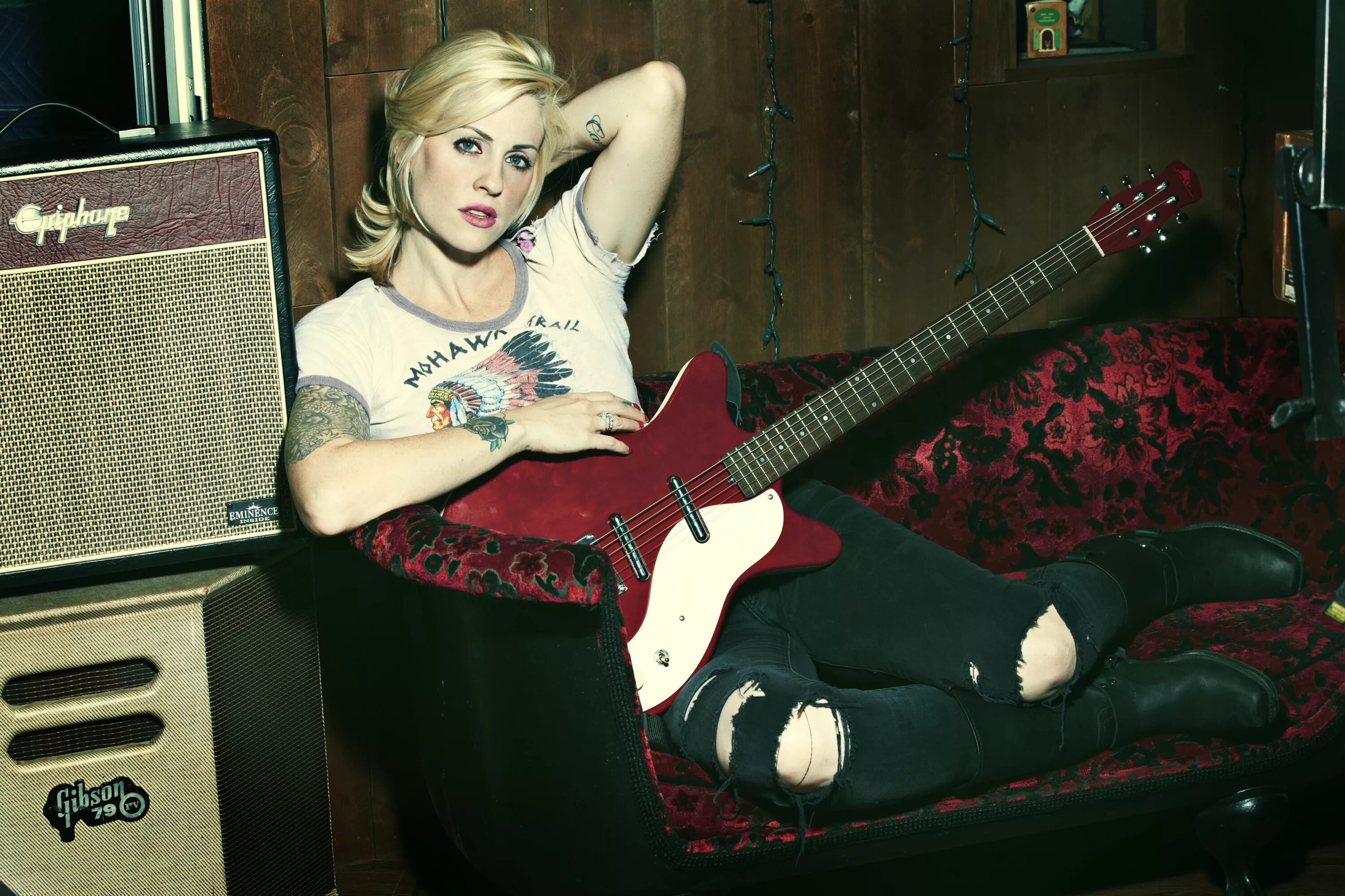 Don t play with me. Brody dalle группа. The Distillers вокалистка. Броди даль the Distillers. Brody dalle в молодости.