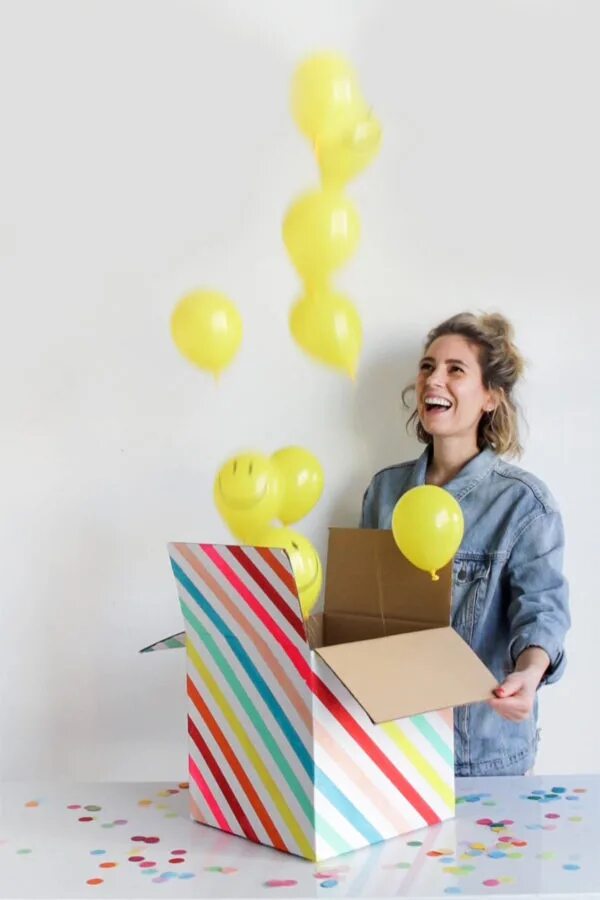 Неожиданный подарок сюрприз. Сюрприз на день рождения. Шары вылетают из коробки. Подарки вылетают из коробки. Коробка с шарами идеи.