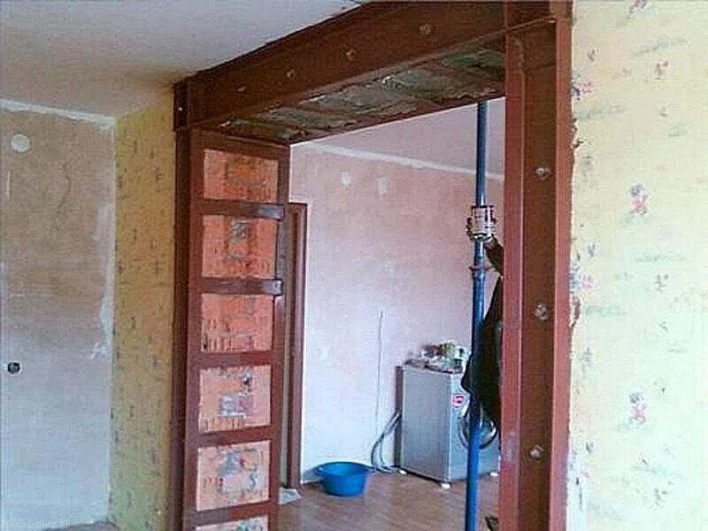 Проемы в несущих стенах. Пробивка дверного проема 2000 мм. Усиление кирпичного проема. Усиление проемов толщиной 580 мм металлической обоймой. Проем в несущей стене.