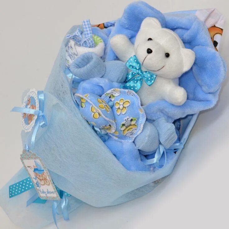 Подарочная корзина для новорожденного мальчика. Игрушка на подарок на рождение ребенка. Подарки для новорожденных. Оригинальный подарок новорожденному. Подарки для новорожденных мальчиков.