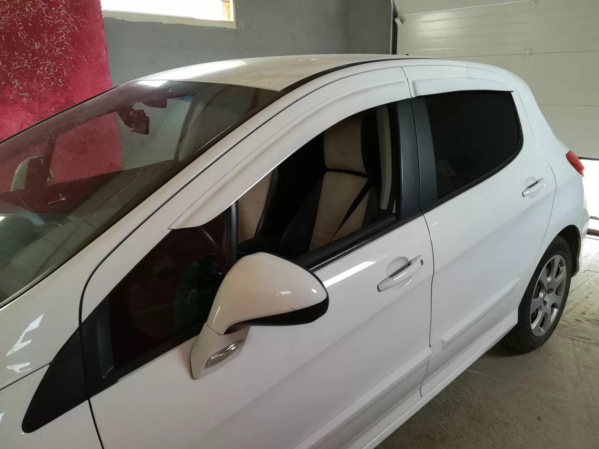 Дефлектор пежо. Дефлекторы peugeot 308. ветровики на пежо 308. peugeot 408 дефлекторы окон. дефлекторы lt пежо 308.