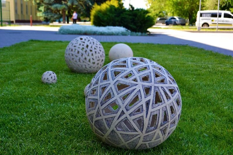 Купить шар для сада. Декоративный шар для сада. Декоративные шары для ландшафта. Цементные шары для сада. Бетонный шар для сада.