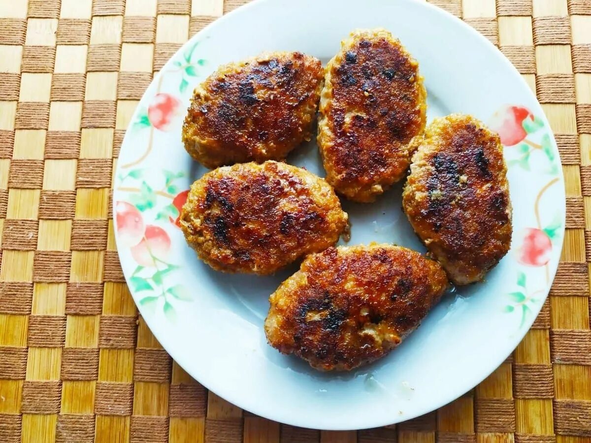 Куриные котлеты в панировке. Котлеты в панировочных сухарях. Как жарить котлеты в сухарях. Котлеты куриные в панировочных сухарях. Котлеты поджаренные.