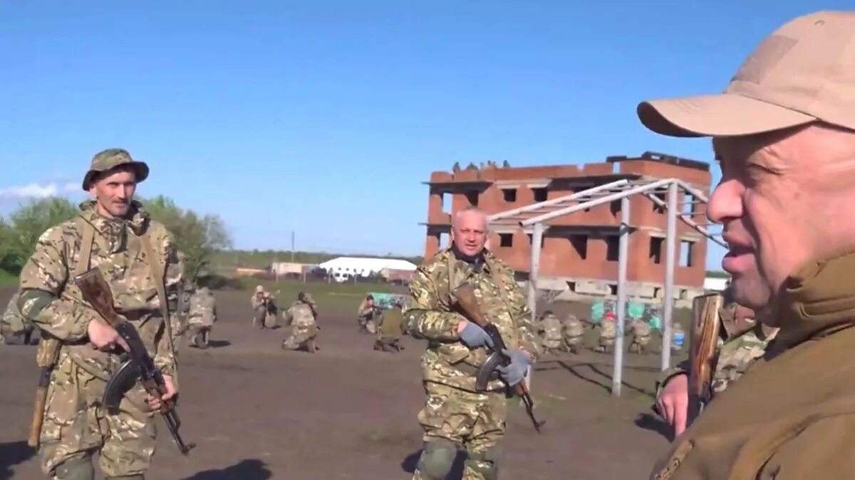 Последние новости часа чвк вагнера. ЧВК Вагнер Соледар. ЧВК Вагнер фото бойцов. Боец ЧВК Вагнер.