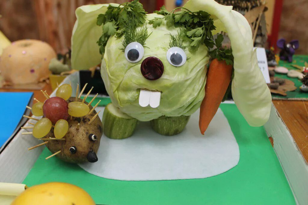 Класс овощей школа. Фигурки из овощей. Осенние поделки из овощей. Экспозиция из овощей. Фигурки из овощей для детей.