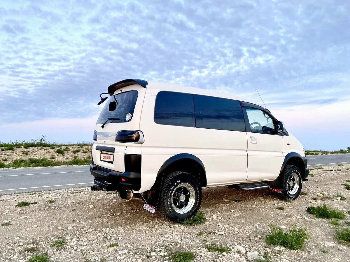 Купить бу мицубиси делику. Митсубиси Делика 2000. Mitsubishi Delica 2000 года. Delica 2000 белая. Mitsubishi Delica 4 поколение Раптор.