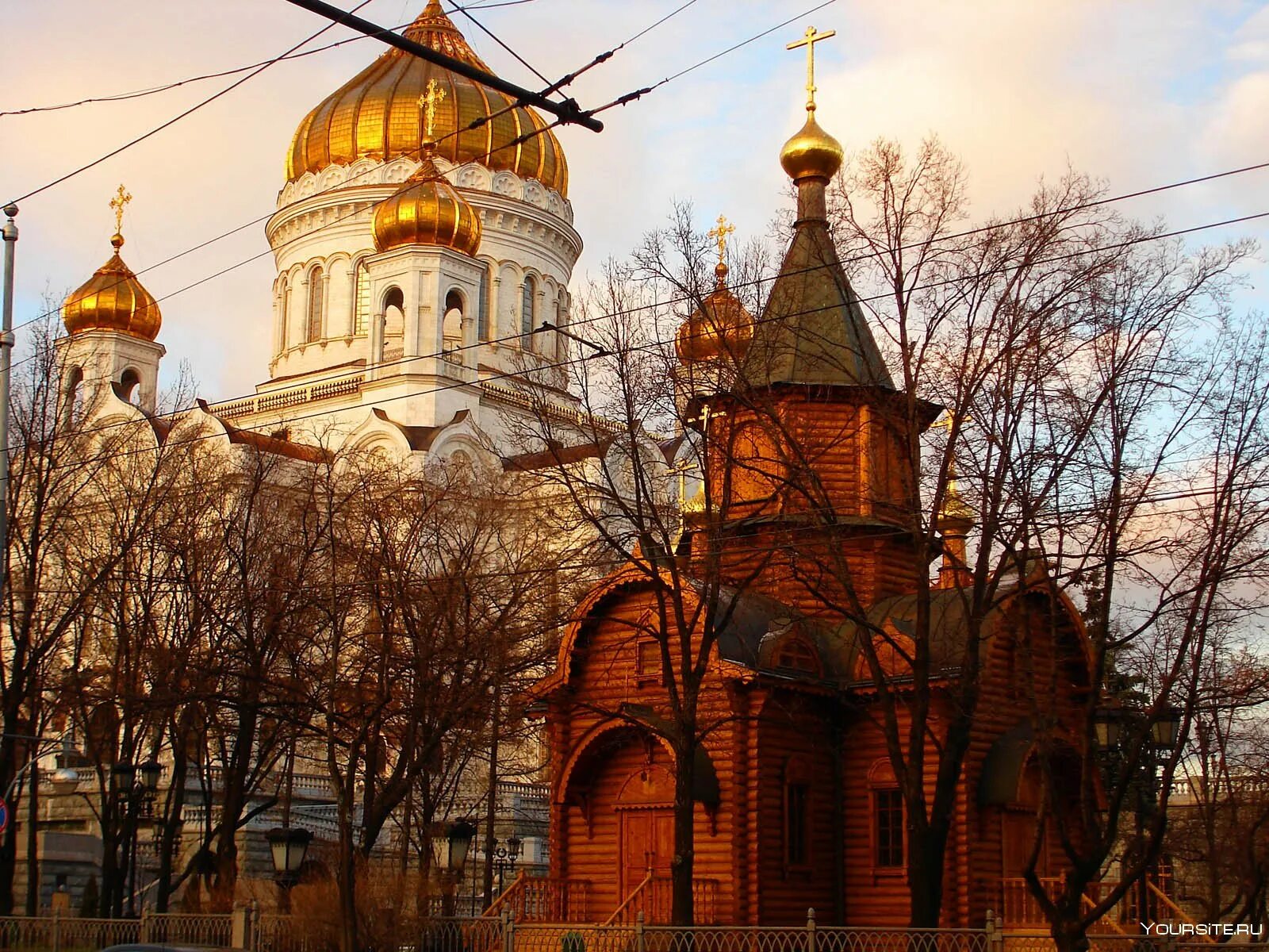 Русская православная церковь москва. Церкви Москвы. Церковь в городе. Московские храмы и церкви. Маленькие церкви Москвы.