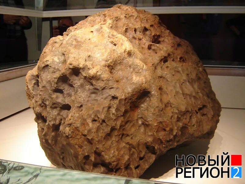 Метеорит изменил его. Челябинский метеорит. самый крупный осколок челябинского метеорита. чебаркульский метеорит в музее. метеорит джун ли.