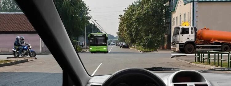 В данной ситуации вы должны уступить автобусу