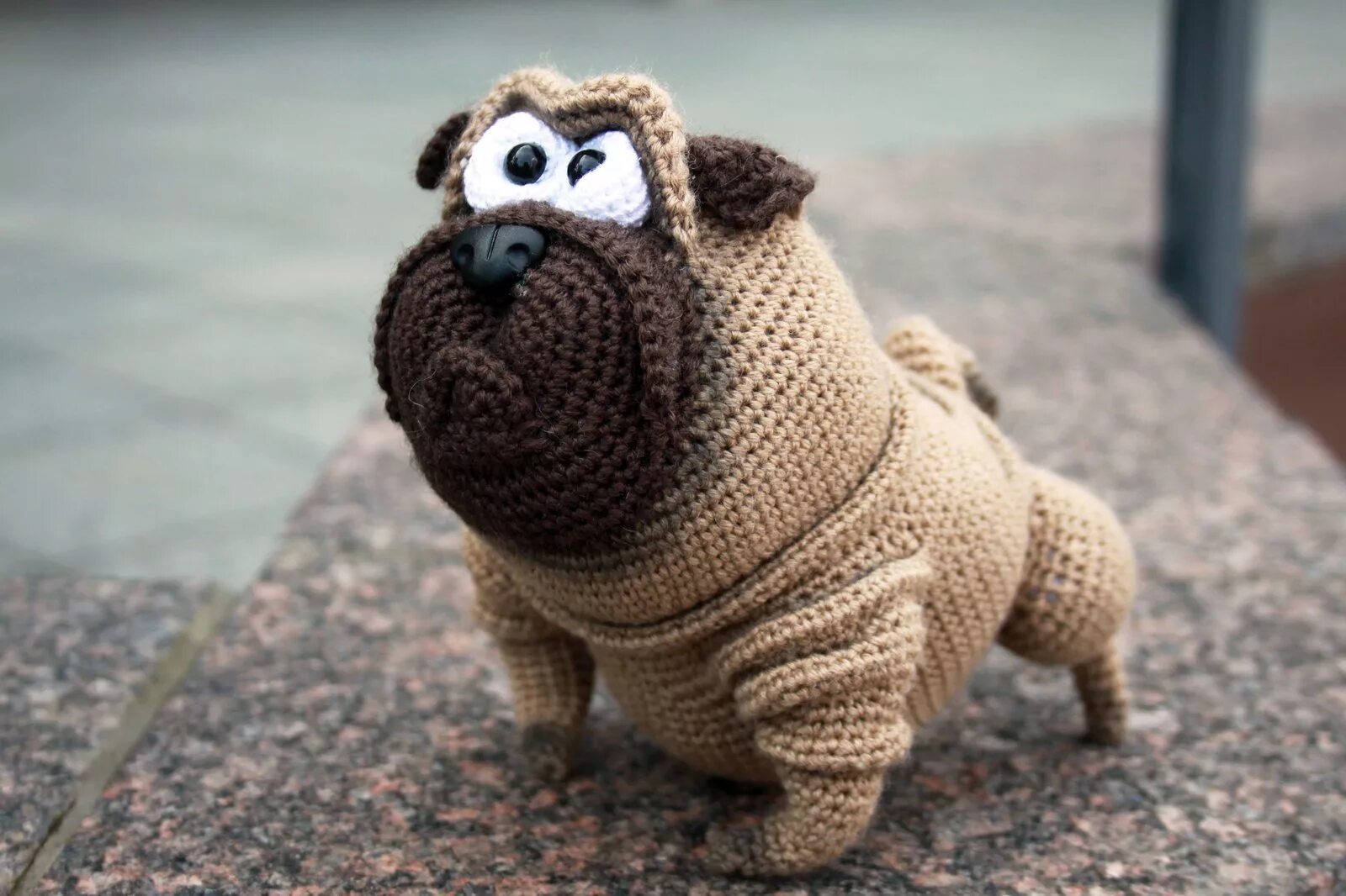 Вязаный мопс крючком. Мопс амигуруми крючком. Вязаный мопс. Вязаный мопс. Мопс амигуруми крючком.