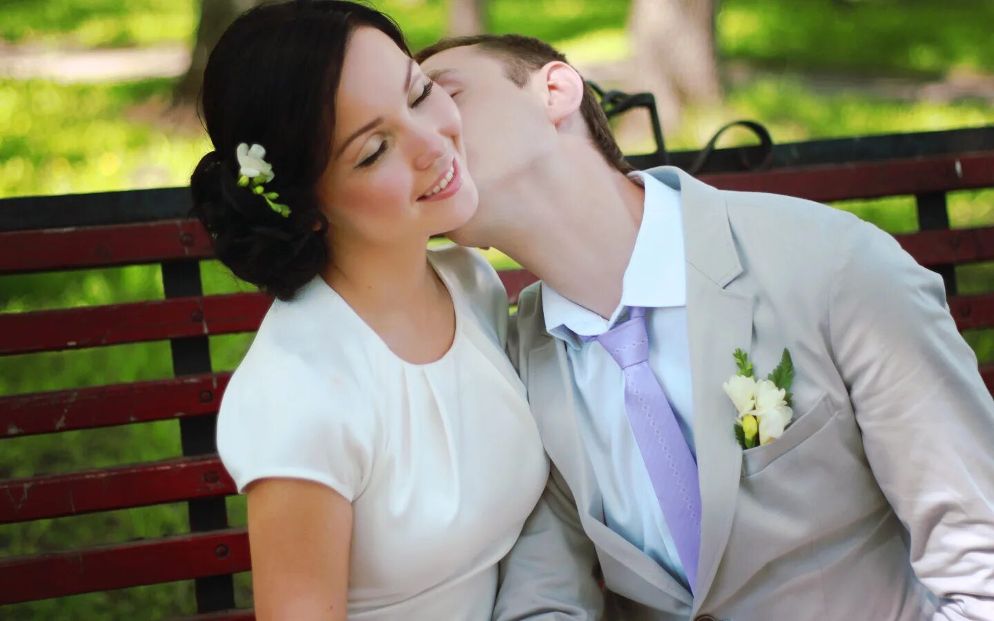 Удачный брак. Свадебная фотосессия с детьми подростками. Жених и невеста. На мальчика и на девочку на свадьбе. Ранние браки.