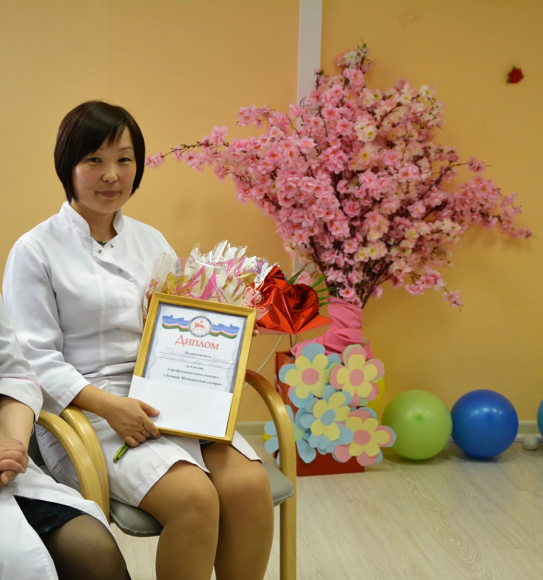 Вакансии медсестры в якутске. Три сестры якутск. Республиканская больница 1 якутск. Самая красивая медсестра. Якутская медсестра.