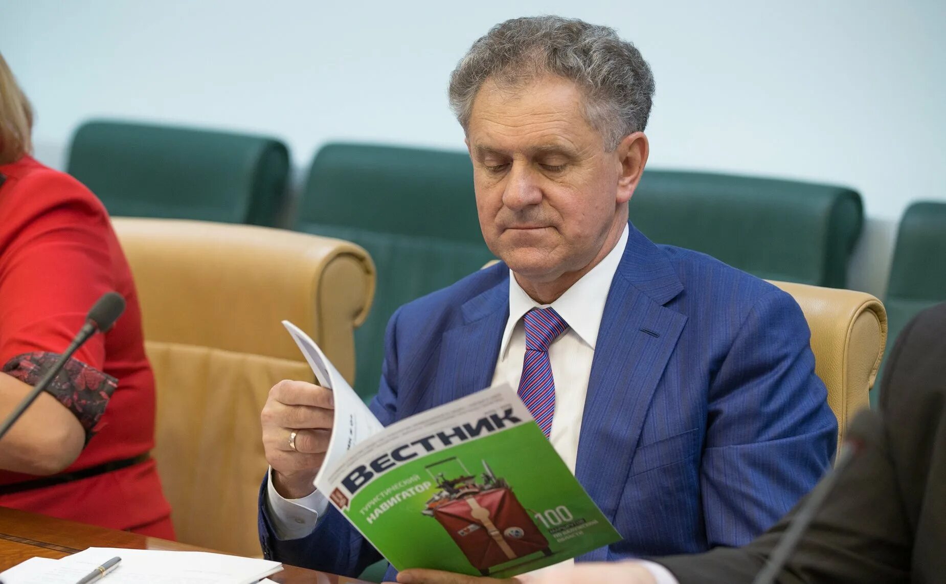 с участием представителей