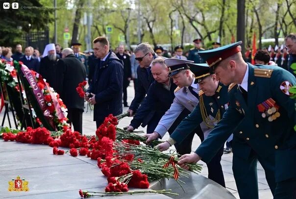 Возложение цветов к памятнику. Возложение цветов к памятнику Жукова. Возложение цветов 9 мая. Цветы на памятник. Мероприятие 9 мая 2023