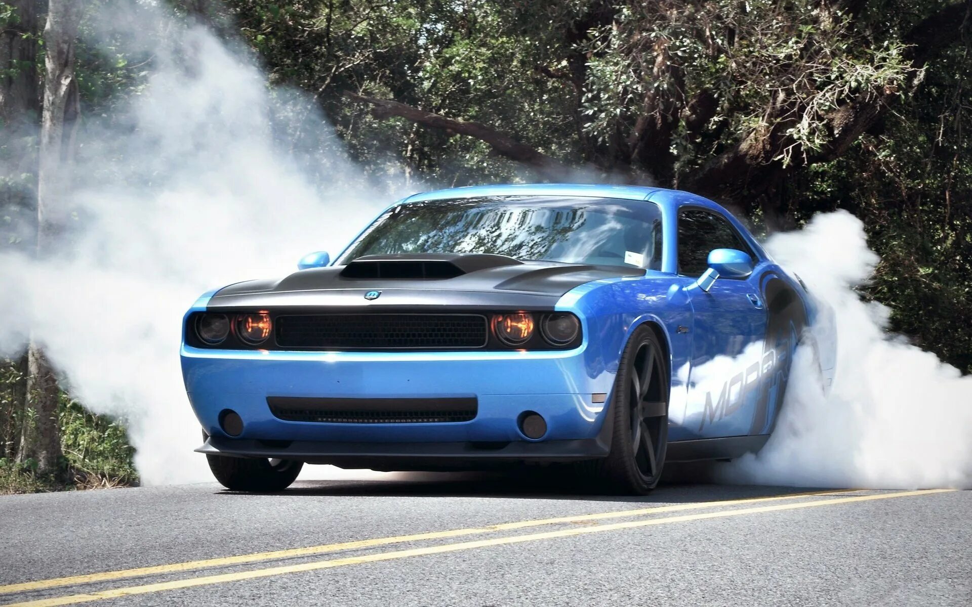 Додж Челленджер бернаут. Додж Челленджер дрифт. Тюнинговый dodge Challenger.