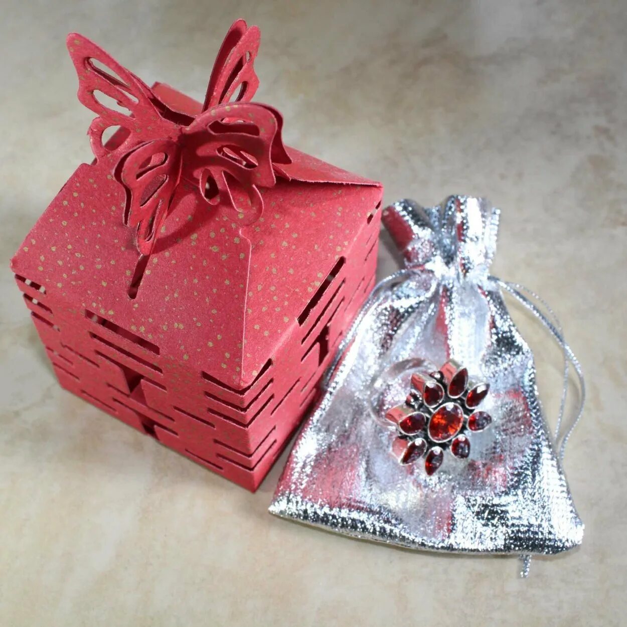 Красная коробочка для украшений. Подарочная коробочка для сережек. Коробочка для сережек. Картонные упаковки для сережек. Подарочная коробочка для сережек.