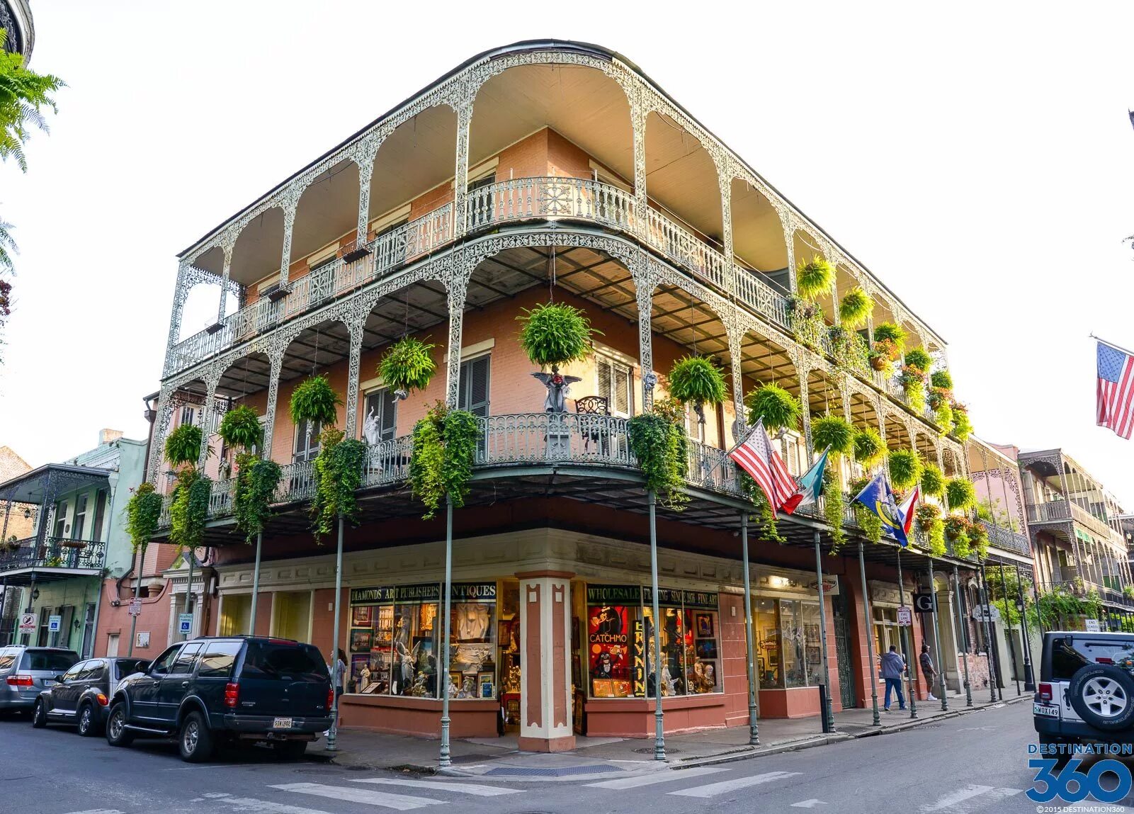 Новый орлеан, штат луизиана, сша. Новый орлеан французский квартал. His new orleans. Новый орлеан улица бурбон стрит. Фото из древних с улицы нового орлеана с рестораном русо.