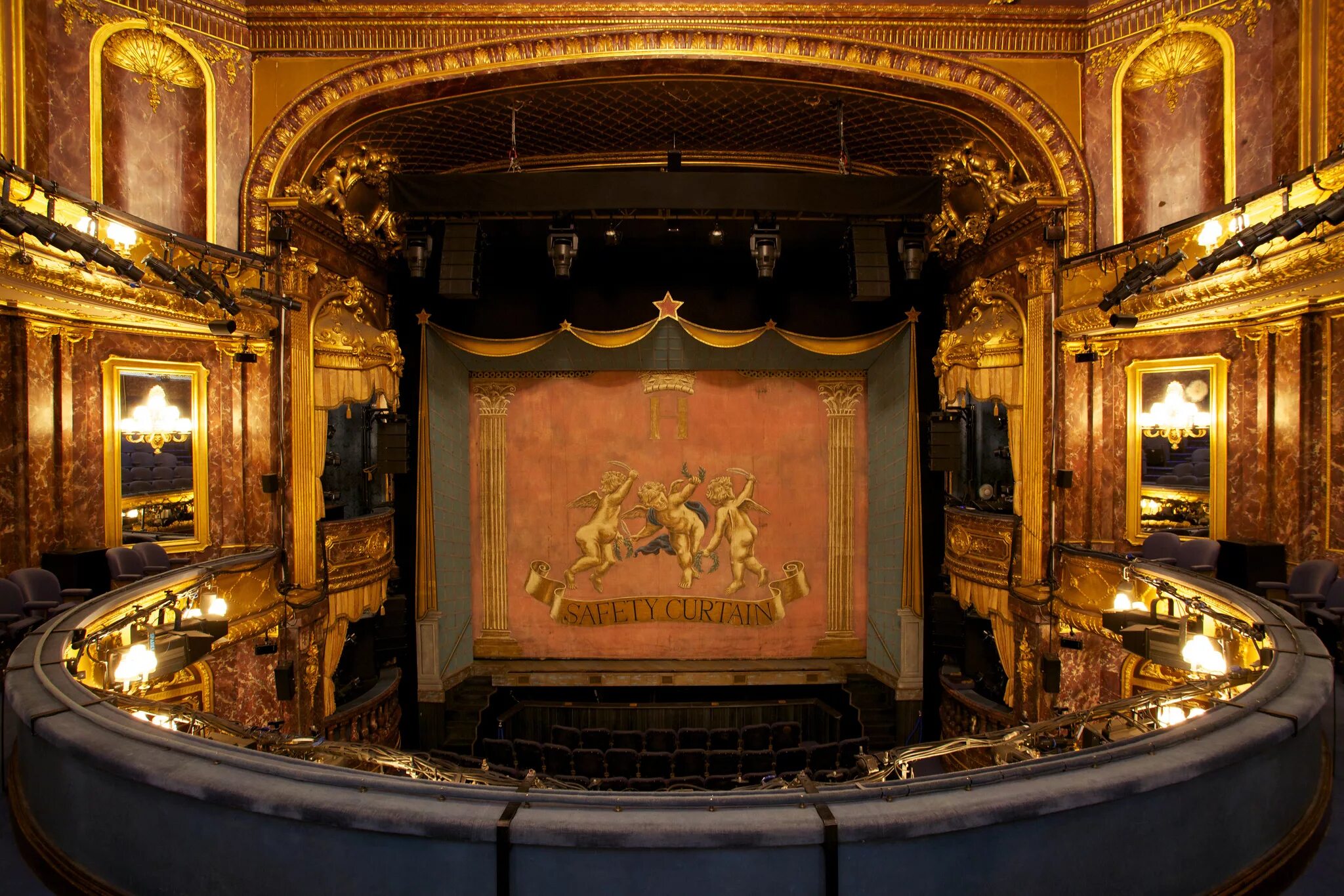 Королевский театр Хеймаркет. Роял Хаймаркет театр Лондон. Бат Англия Королевский театр. Королевский театр Вестминстер.