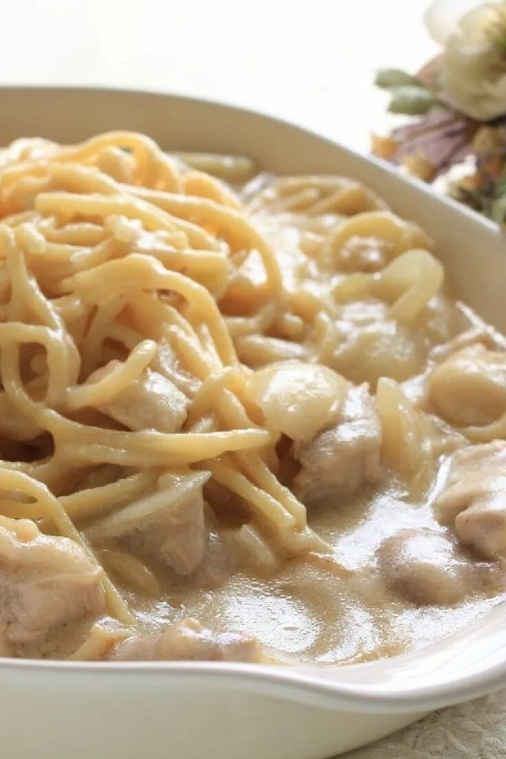 Паста с мясом и сметаной. Спагетти с курицей. паста с сырным соусом. спагетти с сырным соусом. лапша с курицей в сырном соусе.