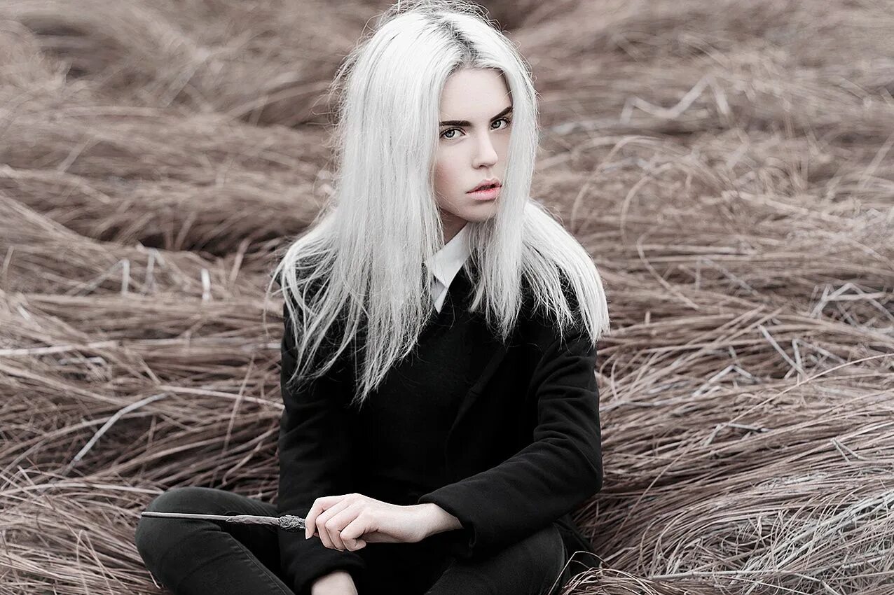 Белый цвет волос. Белые волосы у девушек длинные. Длинные белые волосы. Пепельный тотал блонд. Платиновый блонд пепельный ледяной.