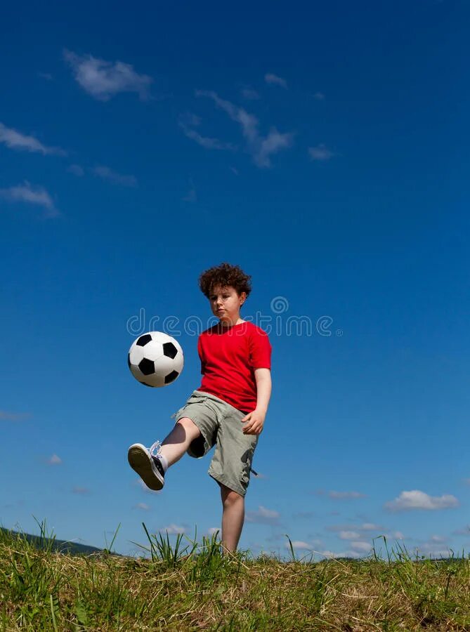 Давайте мальчики сыграем в футбол. Мальчик играет в футбол. Мальчишки играют в футбол. Юноши играют в футбол. Фото где мальчик играет в футбол.
