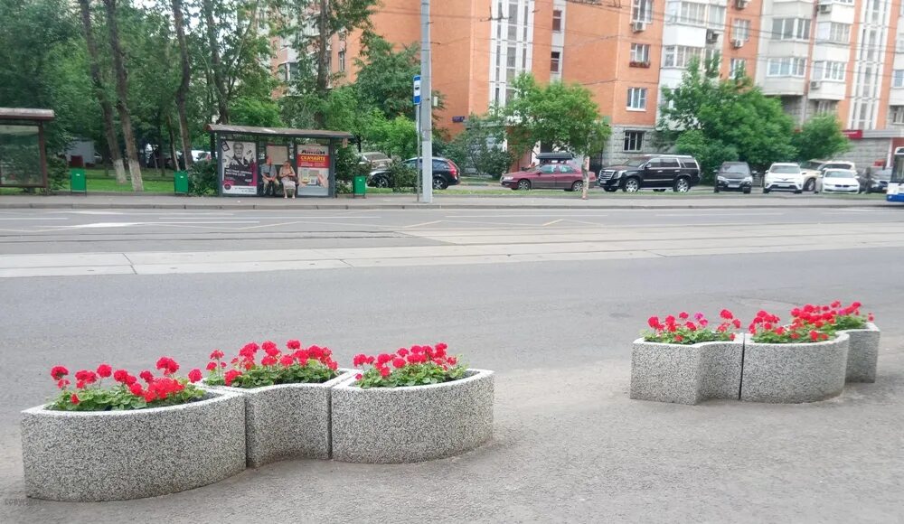 Вазоны на тротуаре. МАФ вазон уличный. Клумбы на асфальте. Вазоны для городского озеленения. Цветочница часть 34