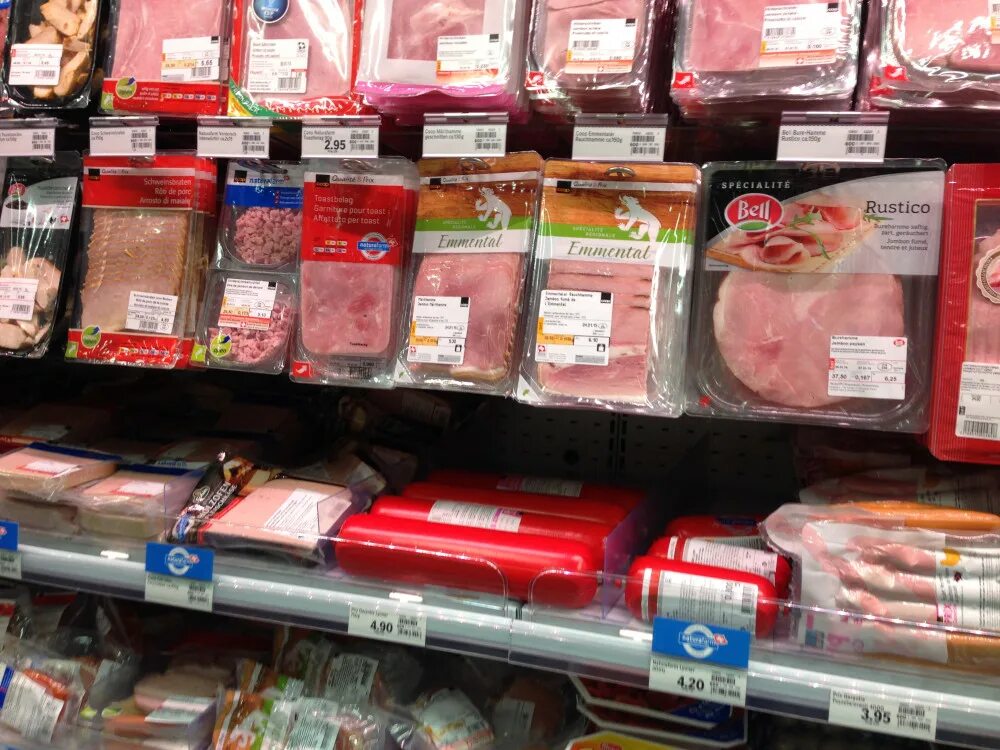 магазин шведские продукты. ассортимент сыров в магазине магнит. супермаркет швеция. швеция продукты. швеция товары.