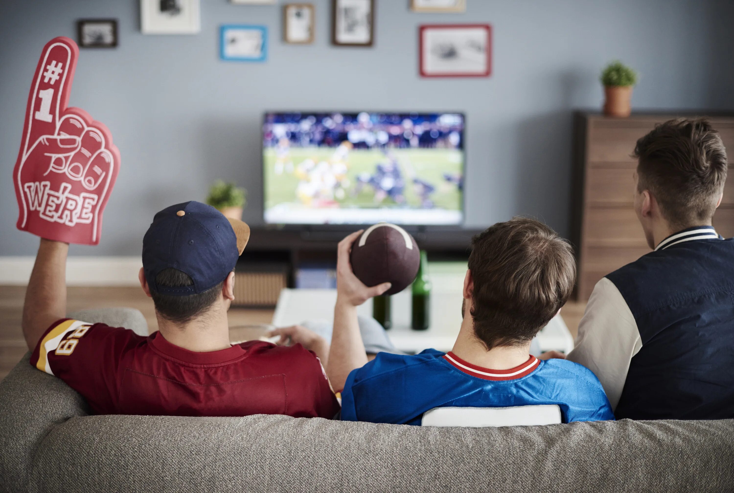 Спорт по телевизору. Банки перед телевизором. Пикник перед телевизором. Люди смотрят матч по телевизору. Сколько смотрят футбол