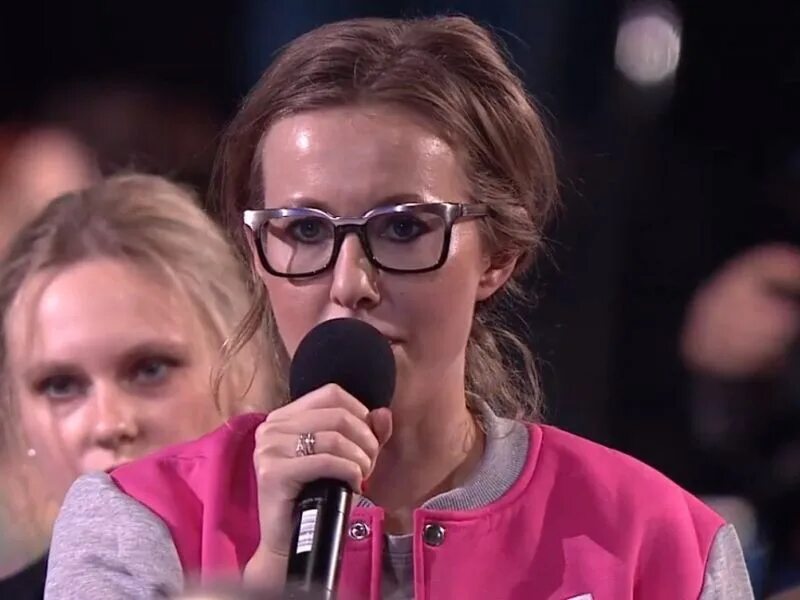 Вопросы про собчак. Ксения собчак пресс конференция. собчак на пресс конференции. собчак на пресс конференции путина. собчак в розовом.