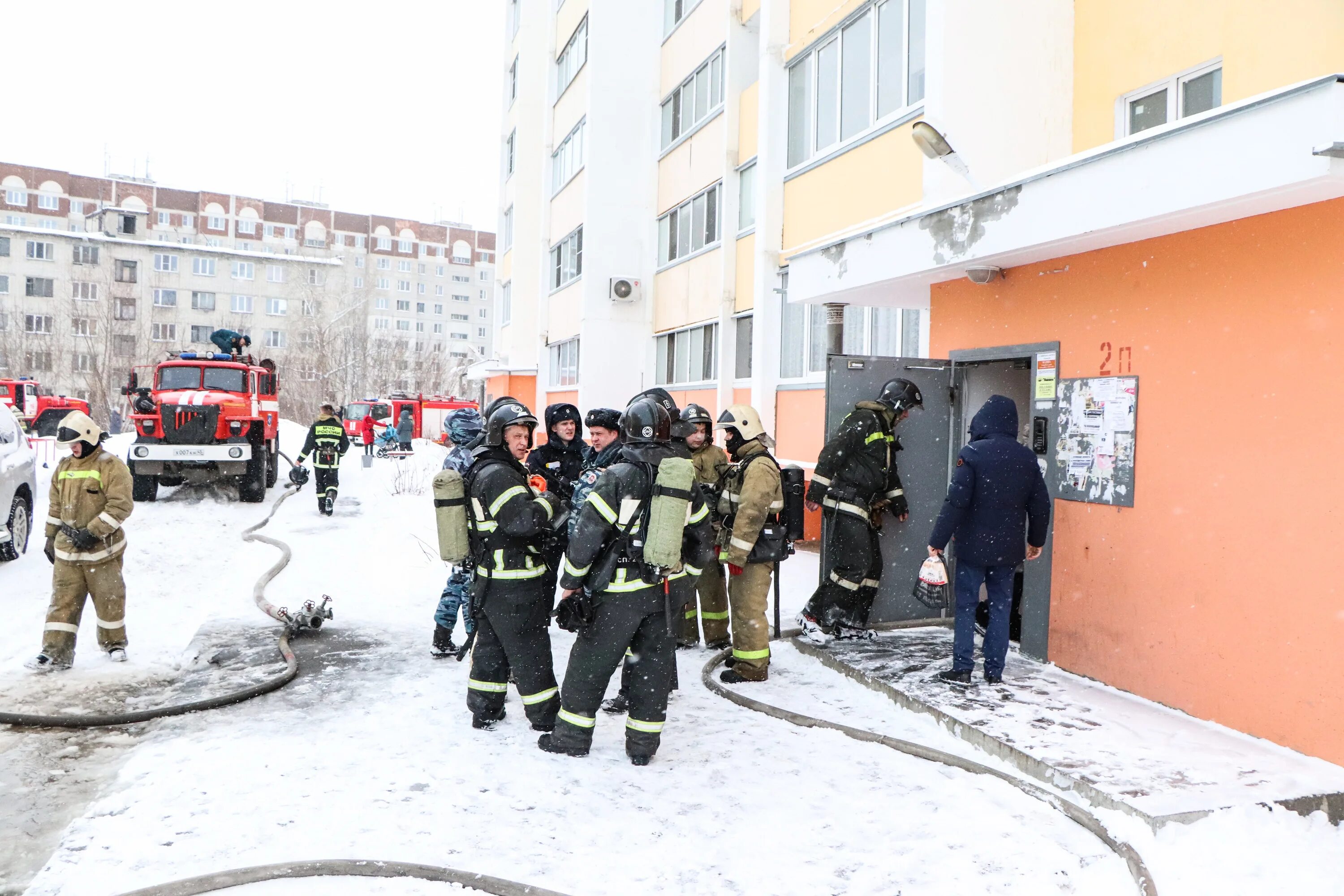 Покажи новости кургана. Пожар в Заозерном Курган. Пожары Кургана в Манаго этажках. Пожар в Кургане сейчас. Пожары в курганских многоэтажках.