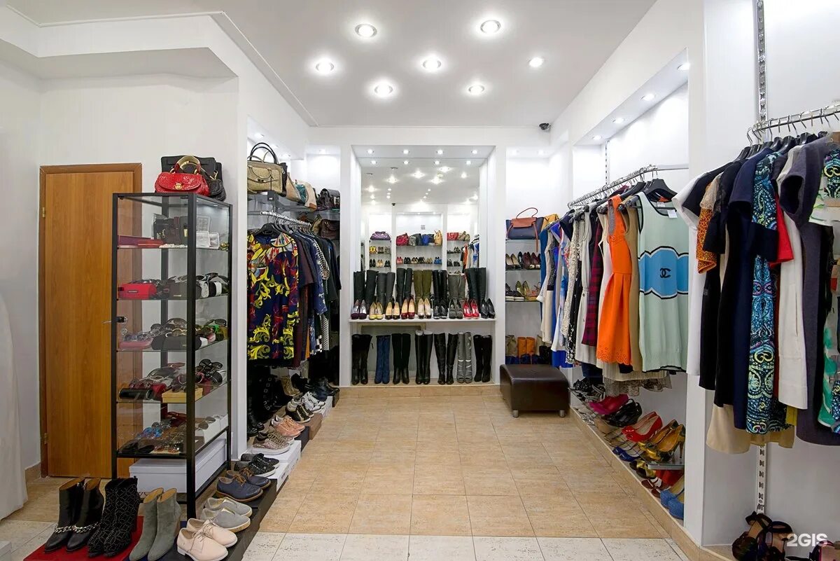 Комиссионный вещи. Комиссионный брендовую одежду. Комиссионный одежда. Комиссионка одежды маленький магазин. Магазин брендовой одежды.