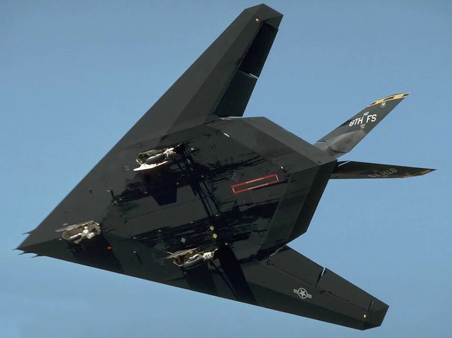 Истребитель стелс. F 117 стелс. Истребитель стелс f-117. F-117 Nighthawk. Самолёт f 117 Nighthawk.