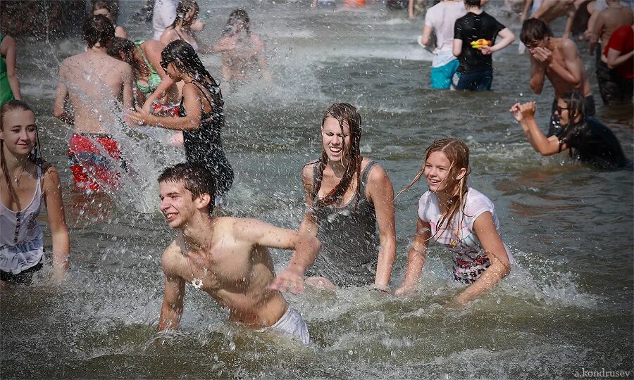 Water fights. Водная битва ВДНХ. Водная битва 2022. Водная битва без лифчика. Водная битва на пляже.