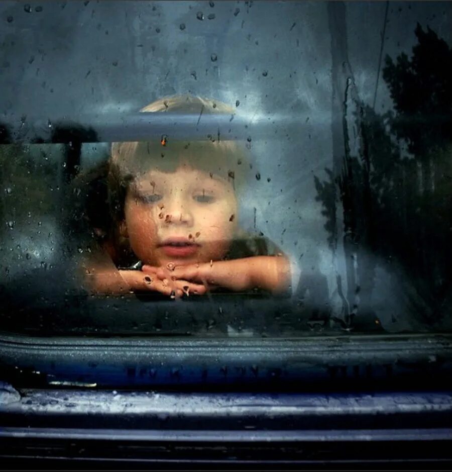 девочка ищет маму